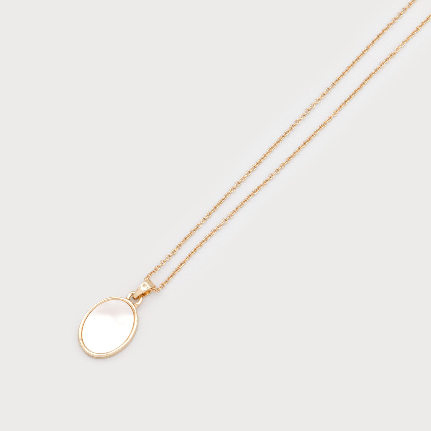 Petit pendentif sur chaîne délicate or