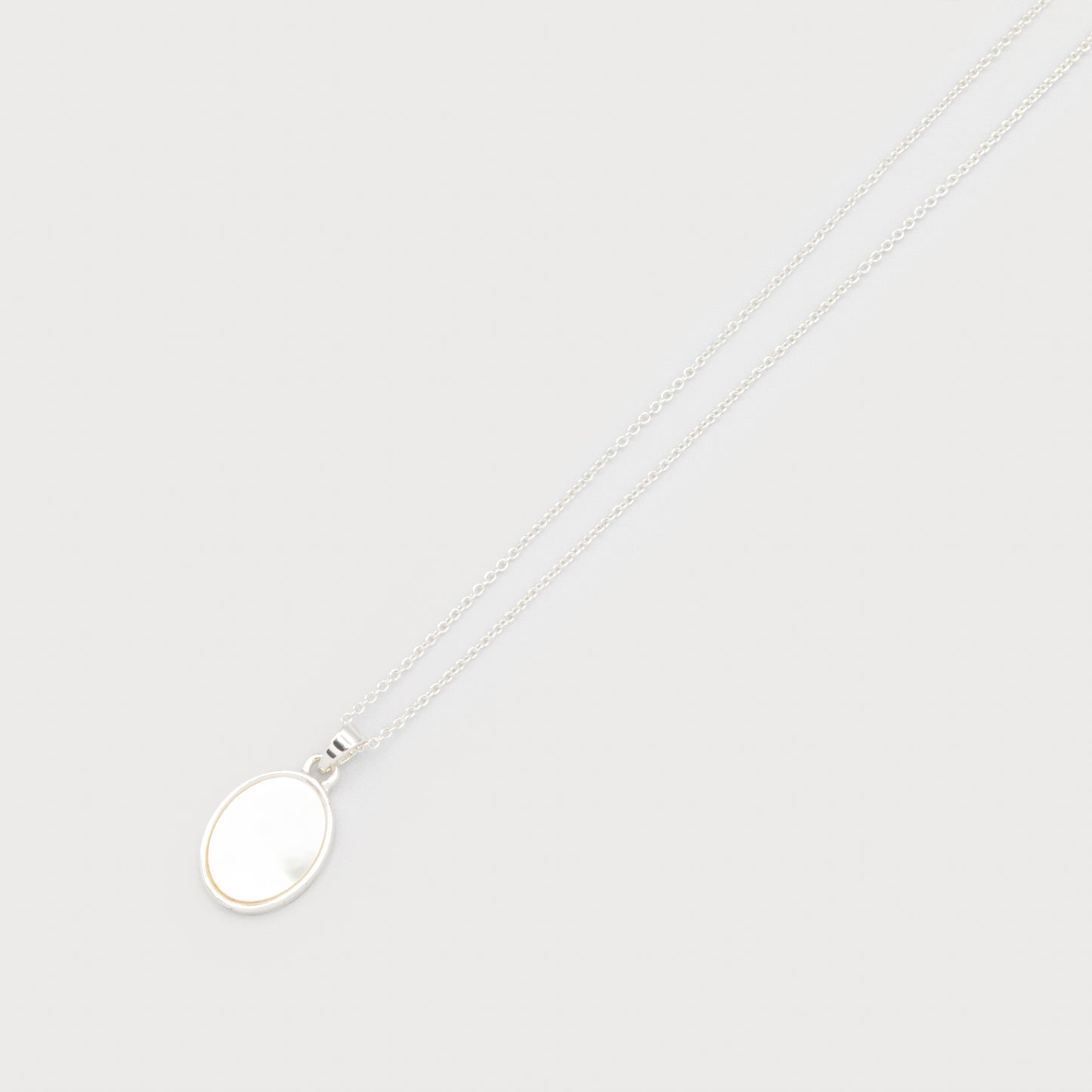 Petit pendentif sur chaîne délicate argent