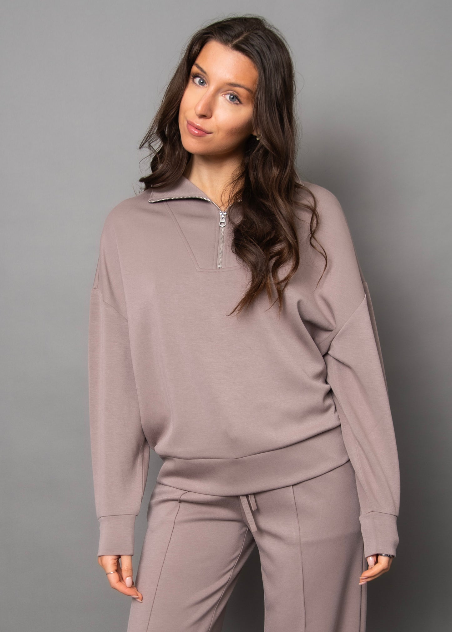 Pull avec zip à la moitié