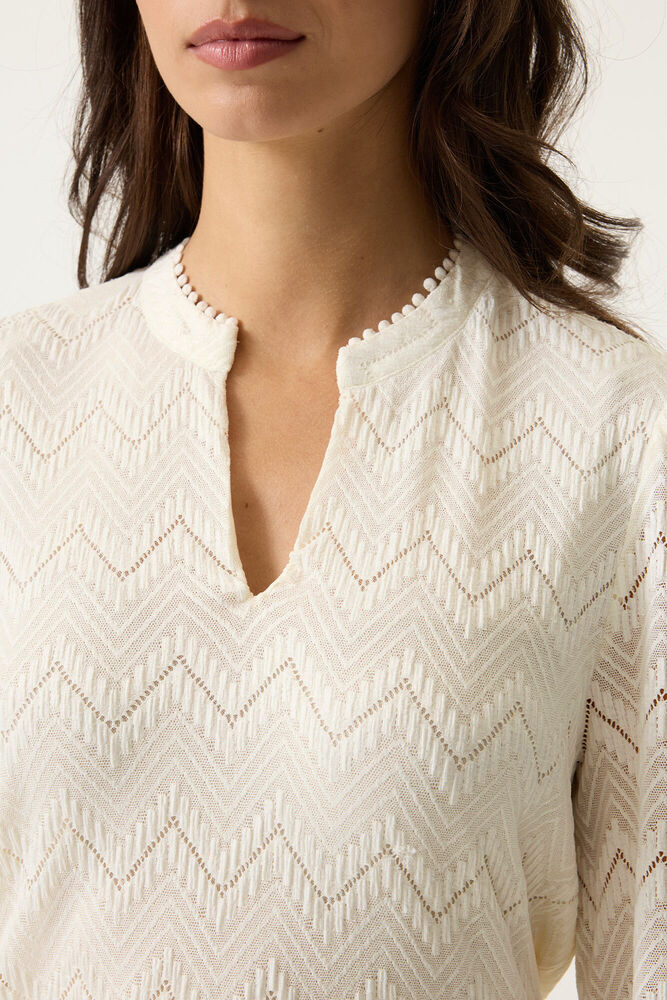 Une blouse lumineuse et raffinée