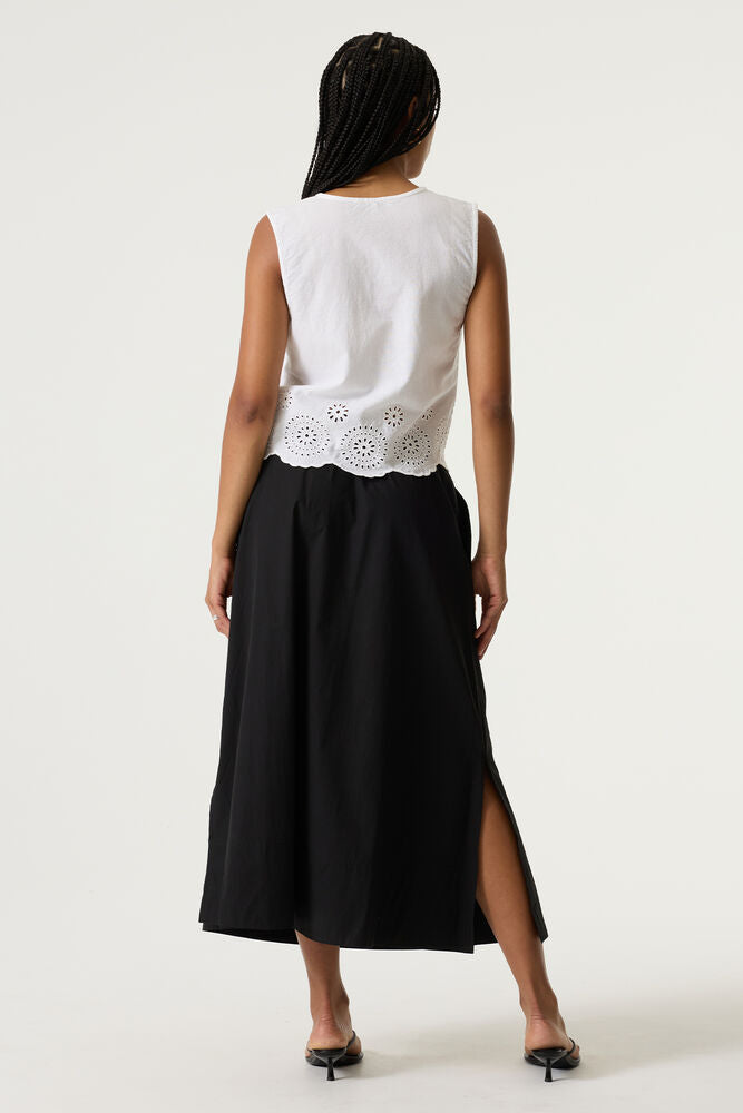 Blouse sans manches blanc à broderie anglaise