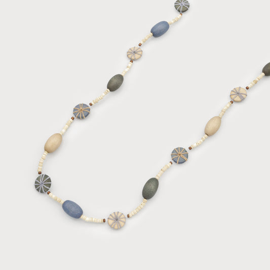 Long collier en bois et coquillage