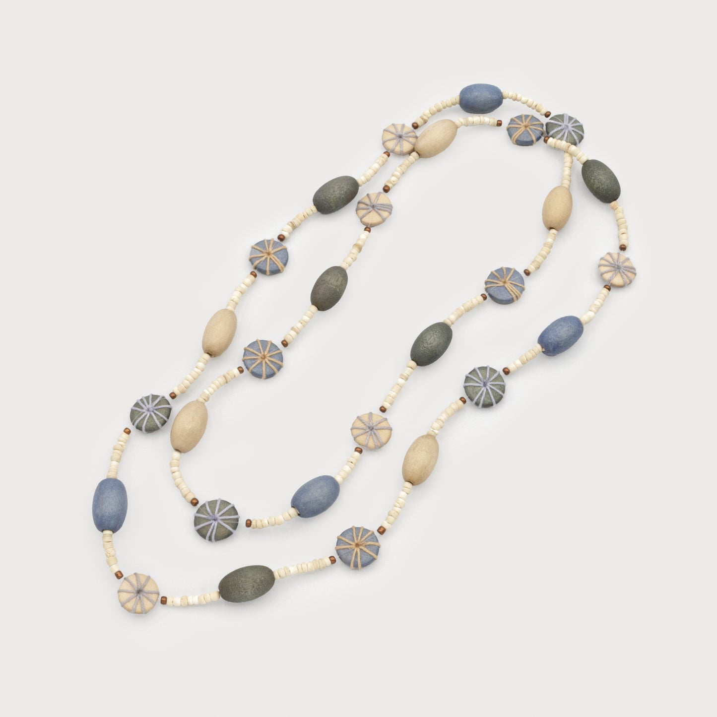 Long collier en bois et coquillage