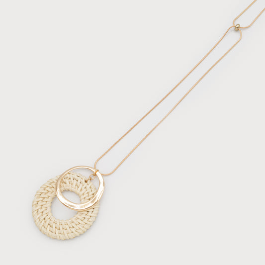Pendentif en rafia et métal sur chaîne