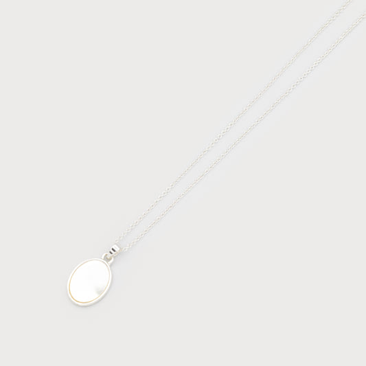 Petit pendentif sur chaîne délicate argent