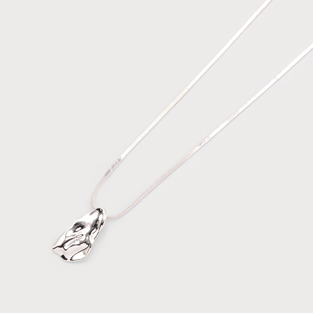 Collier pièce de métal martelé sur chaine