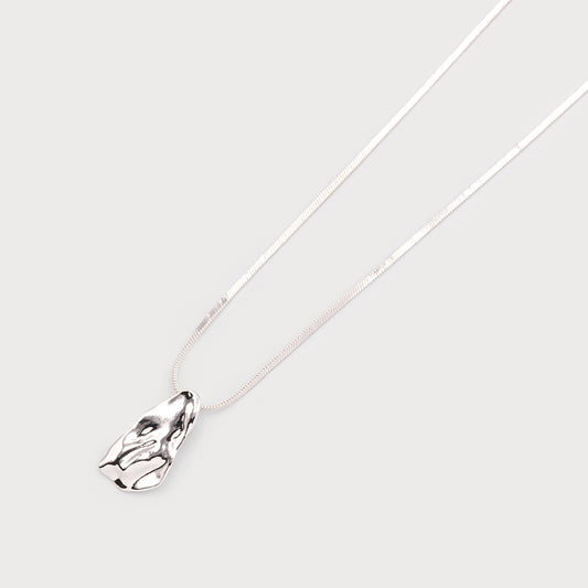 Collier pièce de métal martelé sur chaine