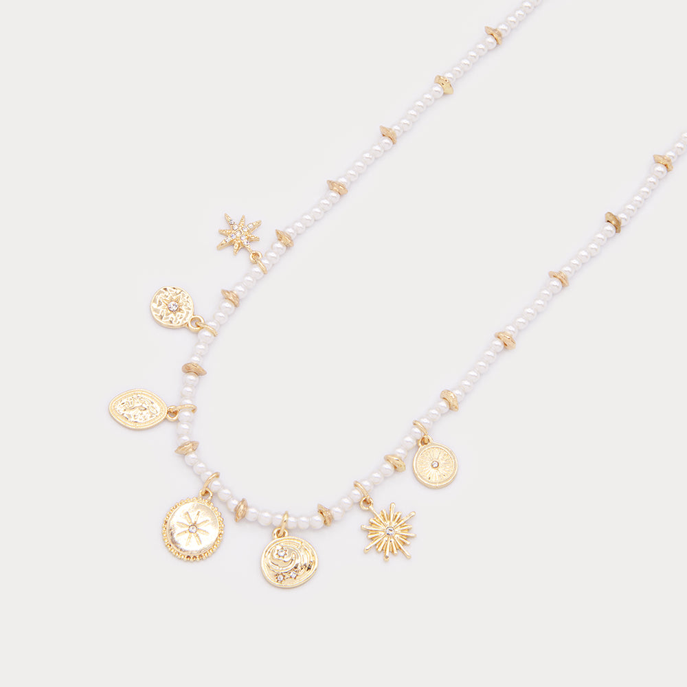 Collier imitation perle avec breloques multiples