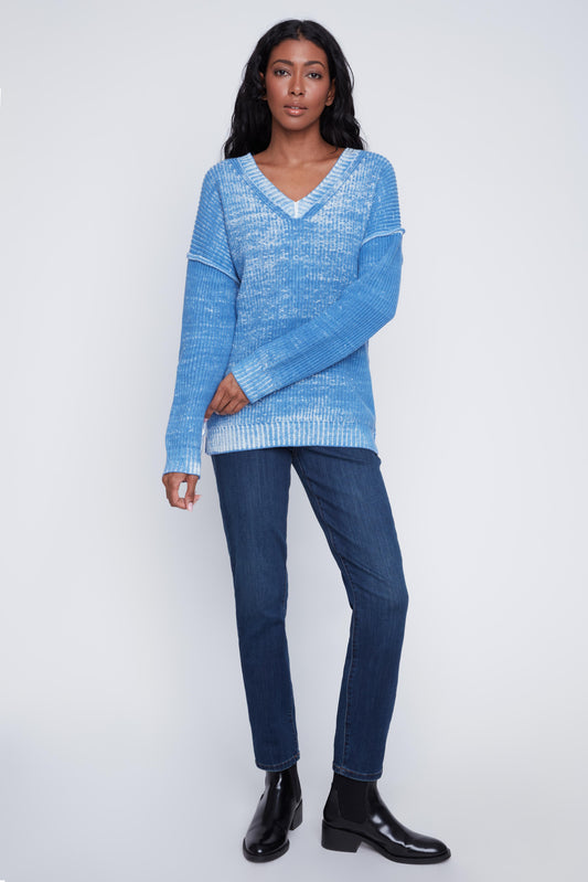 Tricot bleu délavé