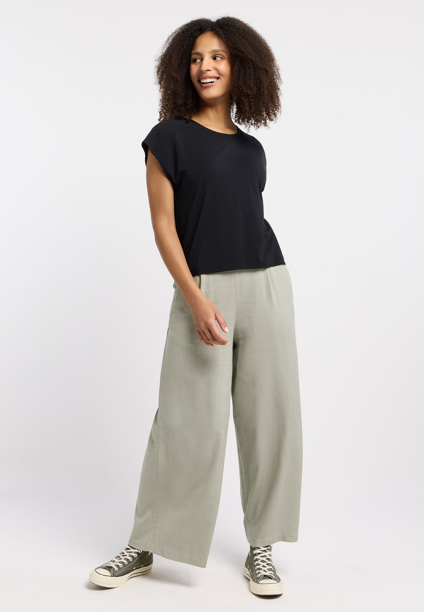 Haut noir épuré au style moderne