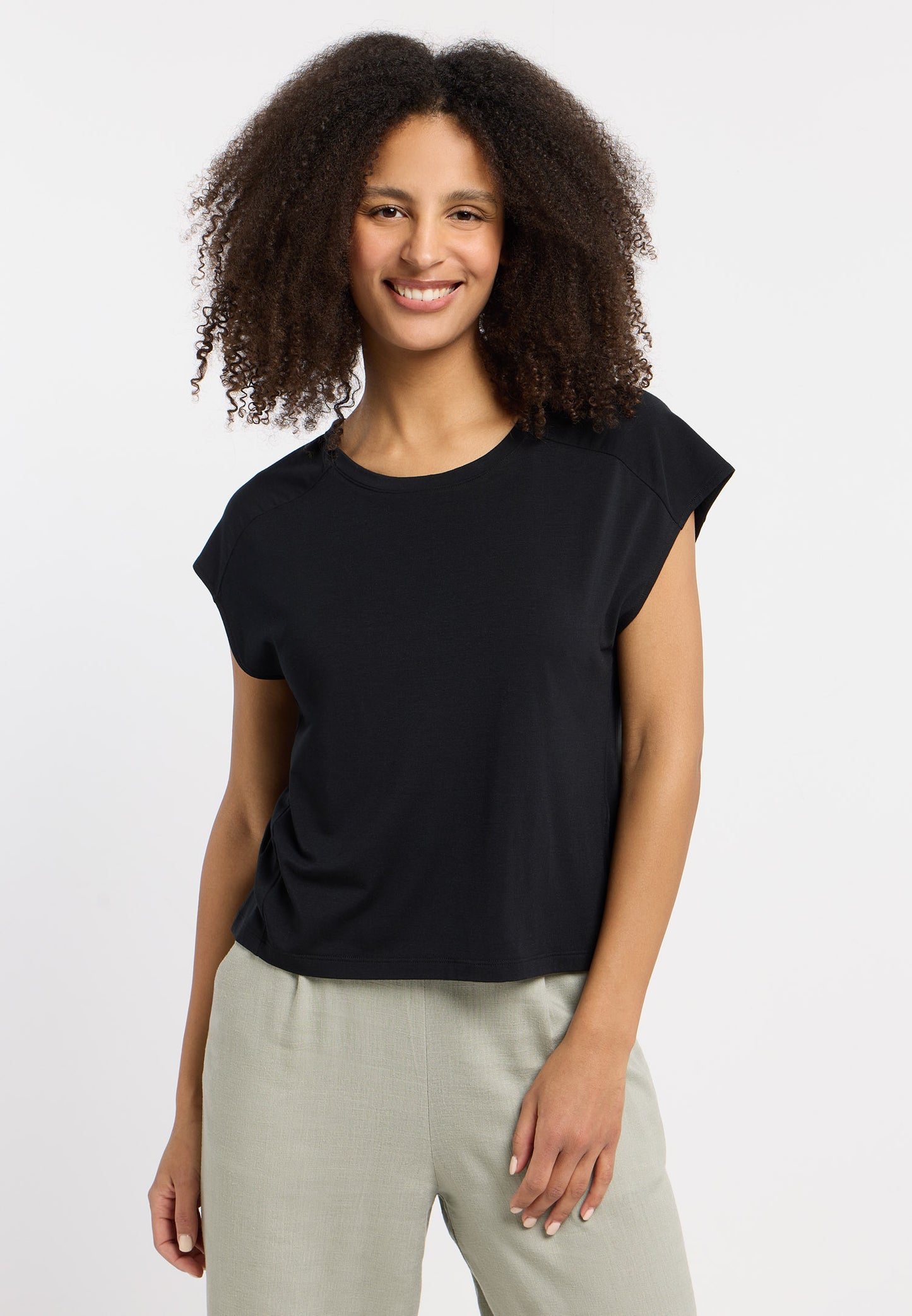 Haut noir épuré au style moderne