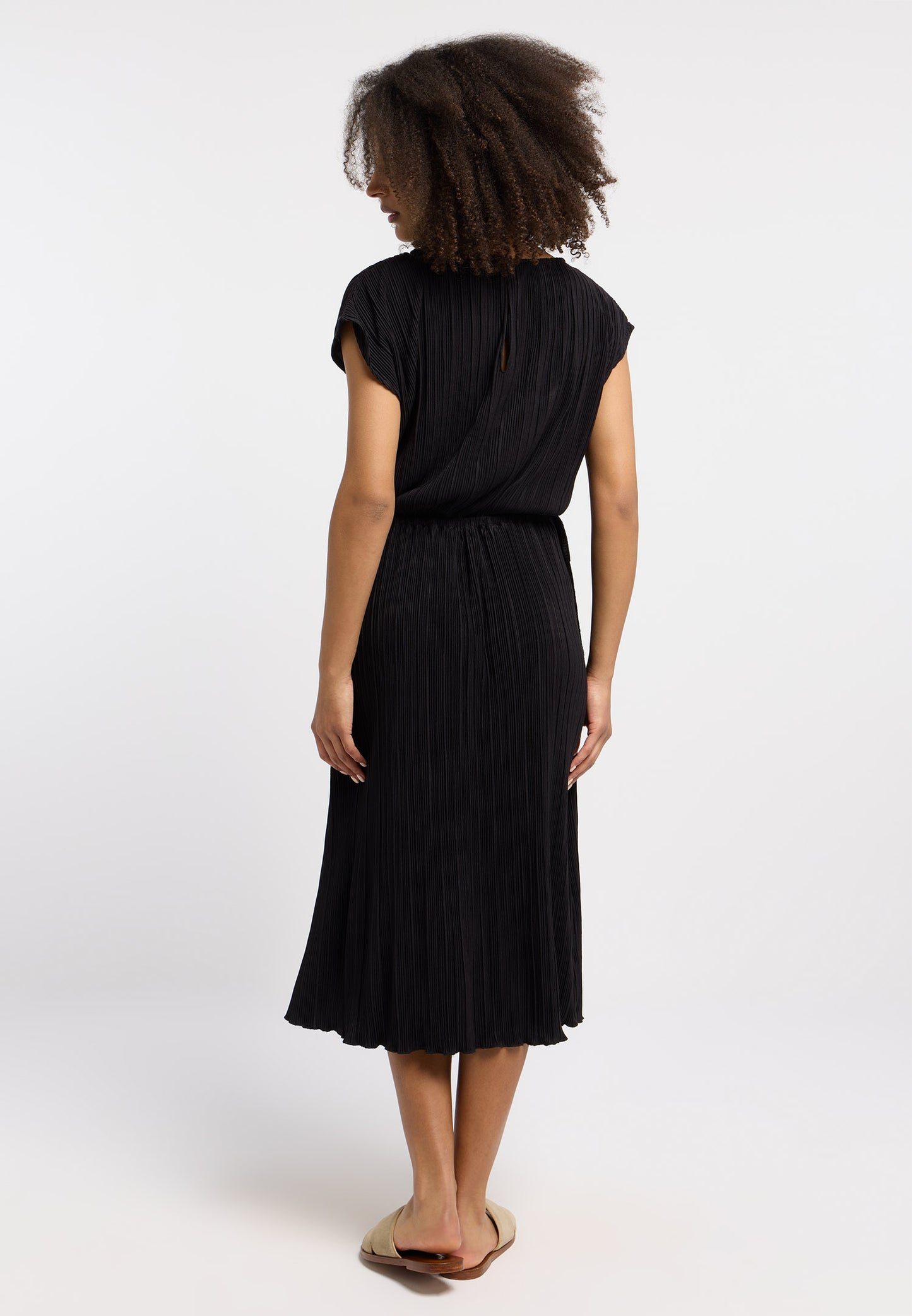 Robe noire féminine au tombé souple
