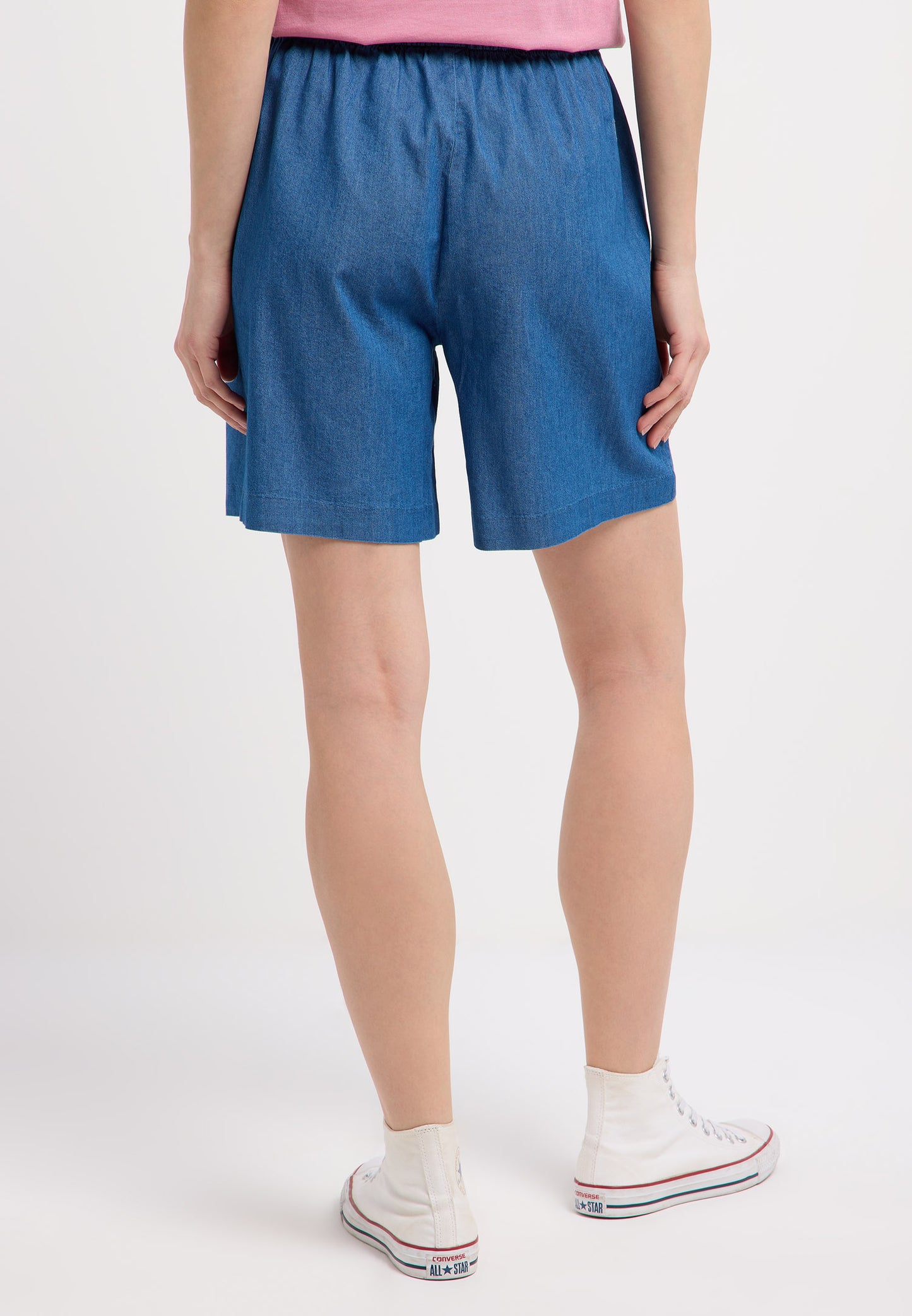 Short bleu léger et facile à porter