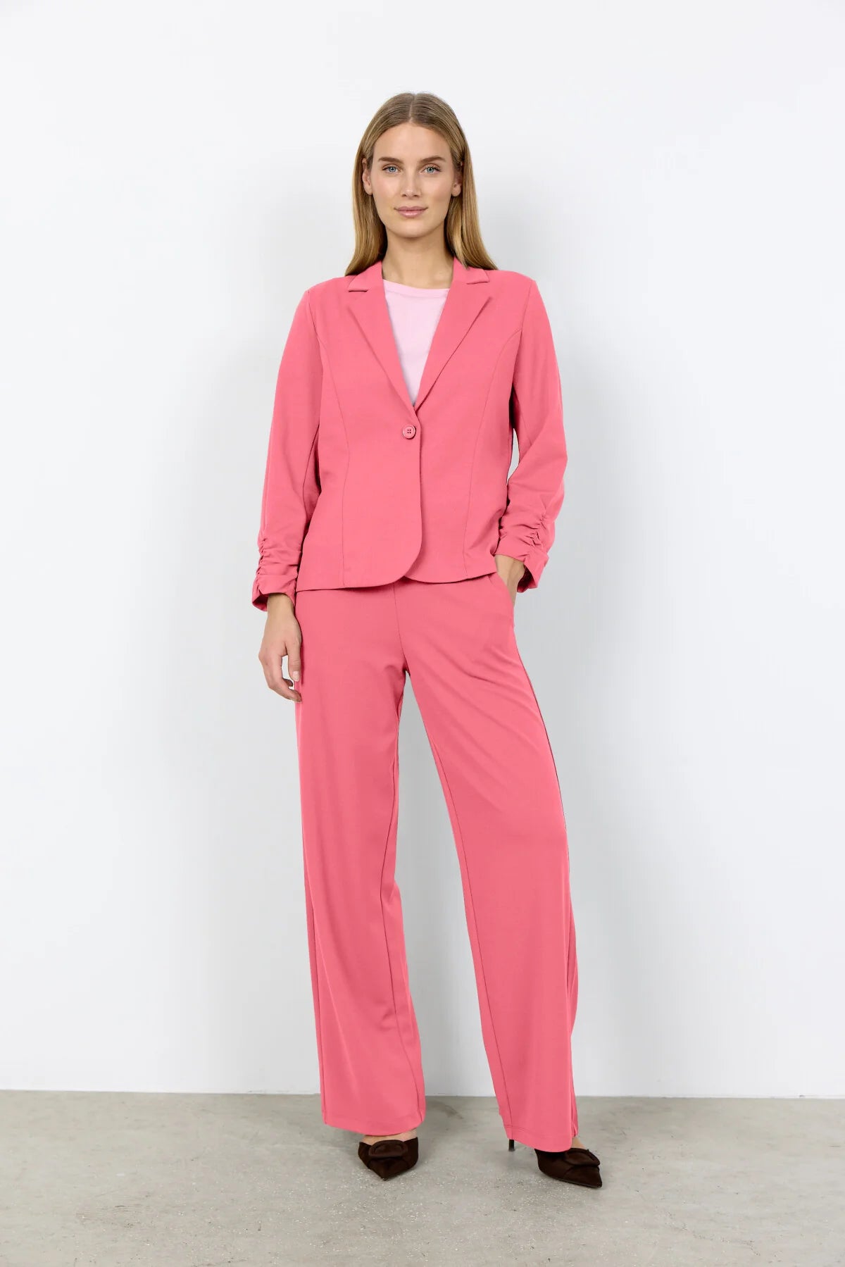 Blazer rose chic et lumineux