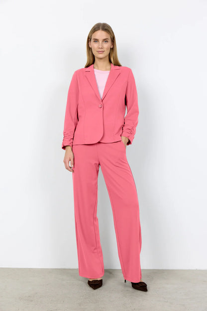 Blazer rose chic et lumineux