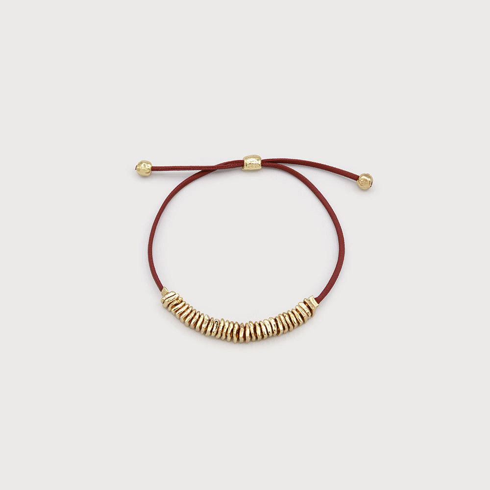 Petit bracelet de cuir ajustable et métal martelé