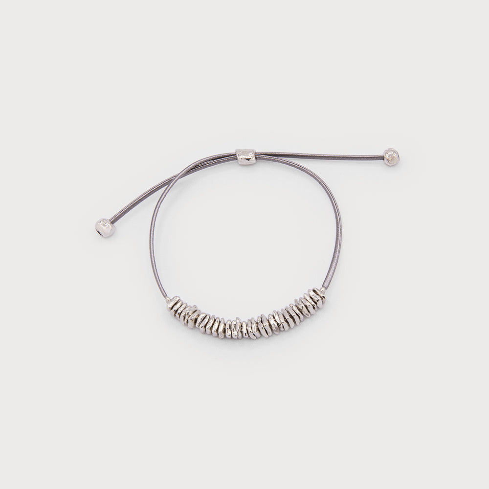 Petit bracelet de cuir ajustable et métal martelé