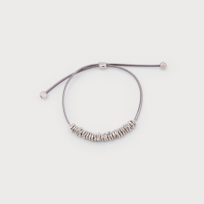 Petit bracelet de cuir ajustable et métal martelé