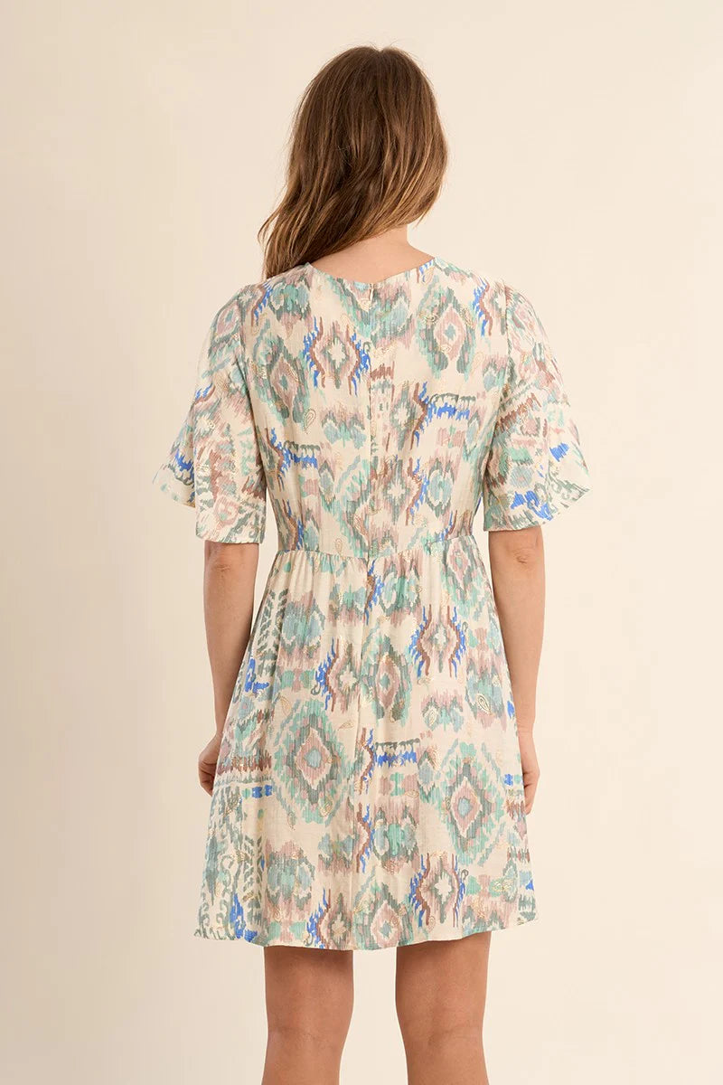 Une robe courte pleine de charme