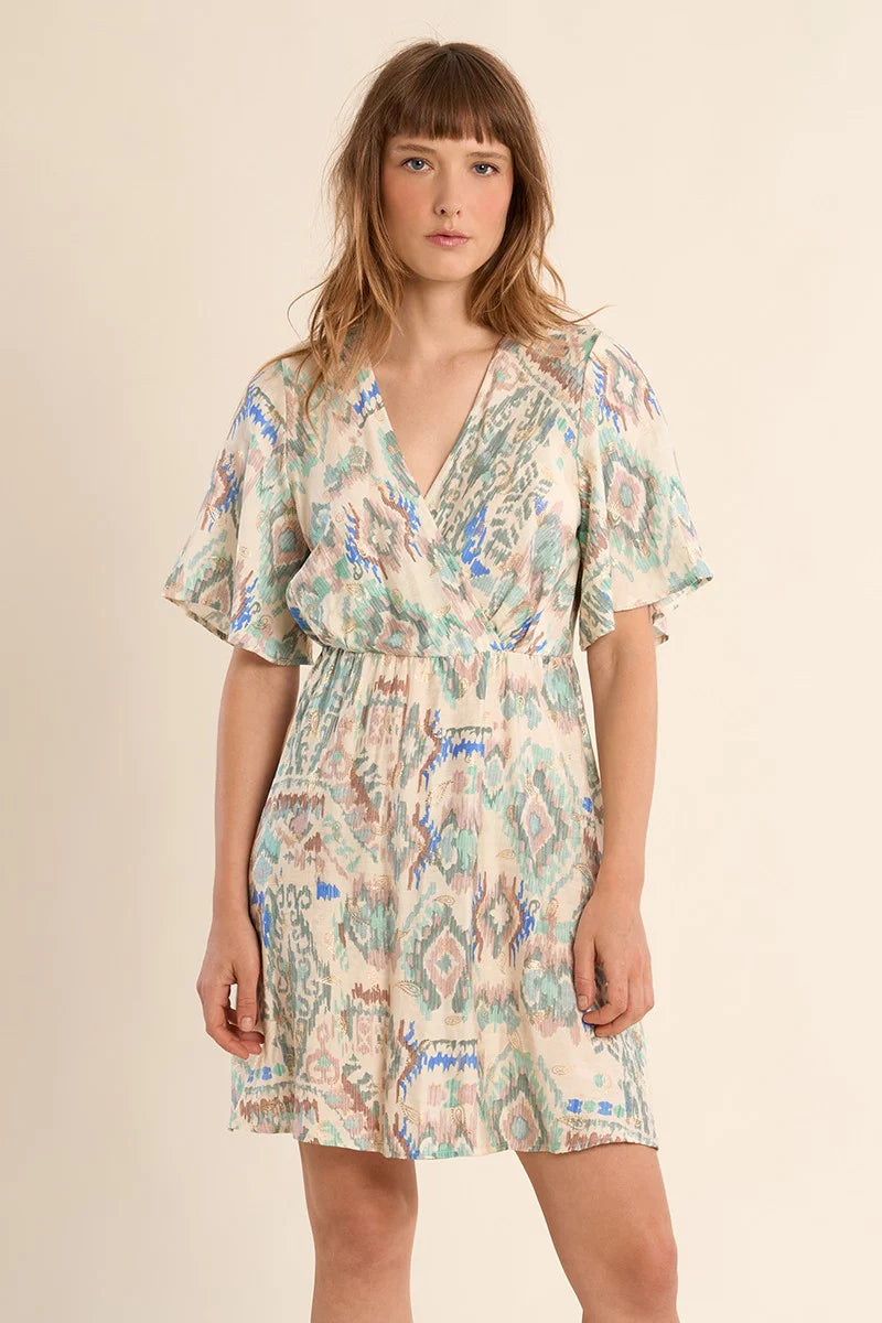 Une robe courte pleine de charme