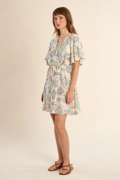 Une robe courte pleine de charme