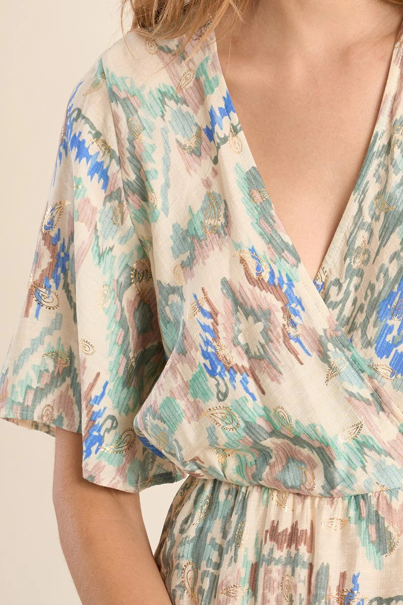 Une robe courte pleine de charme