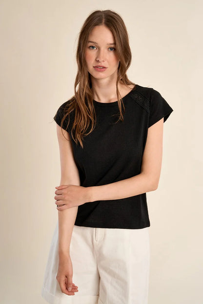 T-shirt ajouré au style sobre et féminin