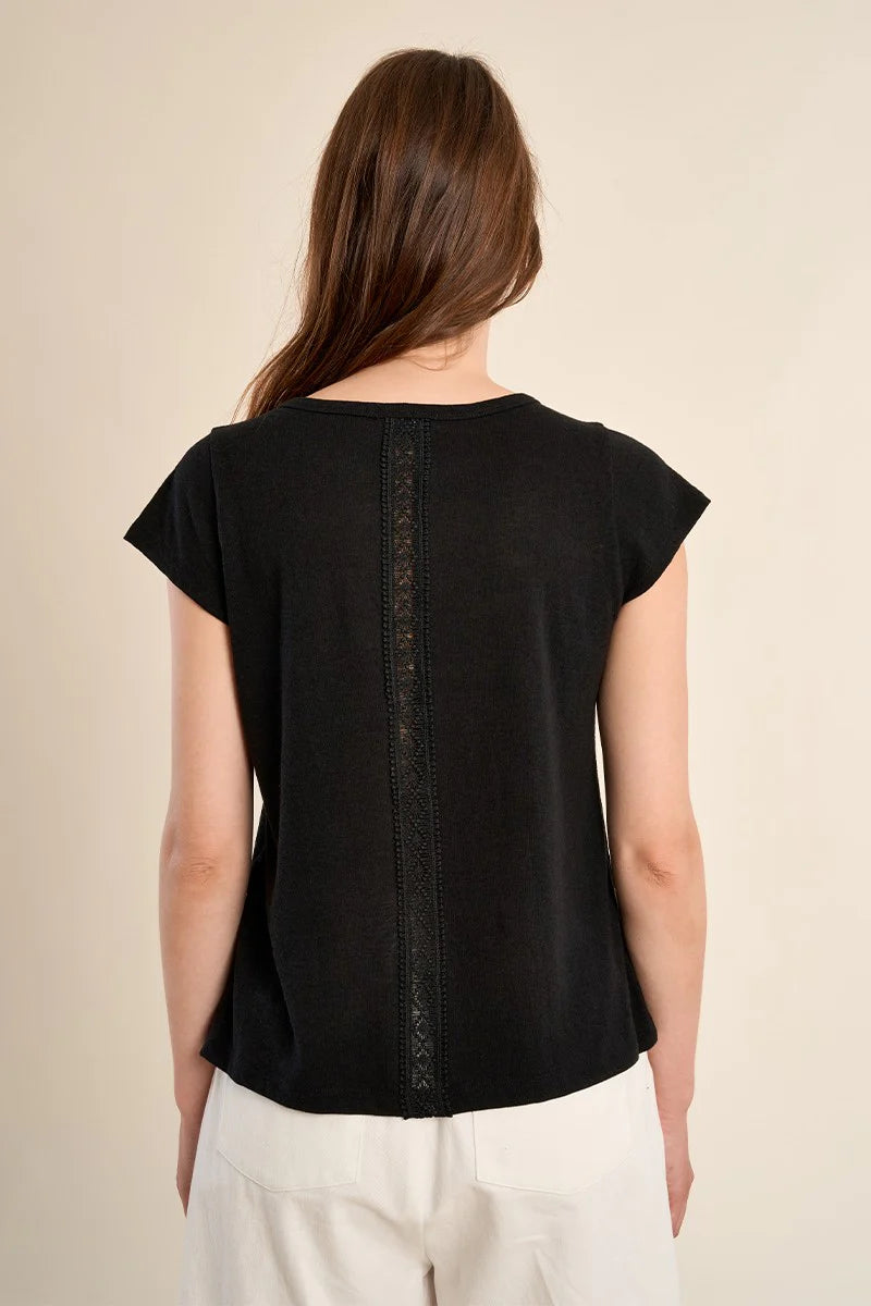 T-shirt ajouré au style sobre et féminin