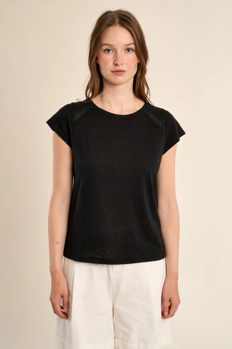 T-shirt ajouré au style sobre et féminin