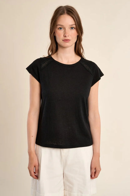 T-shirt ajouré au style sobre et féminin