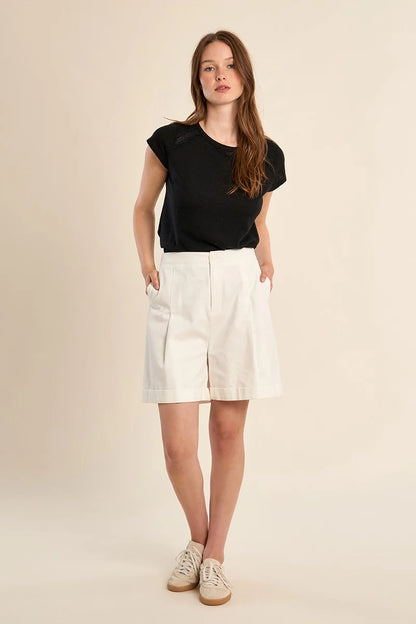 T-shirt ajouré au style sobre et féminin
