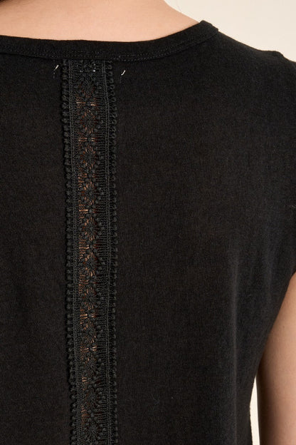 T-shirt ajouré au style sobre et féminin