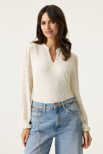Une blouse lumineuse et raffinée