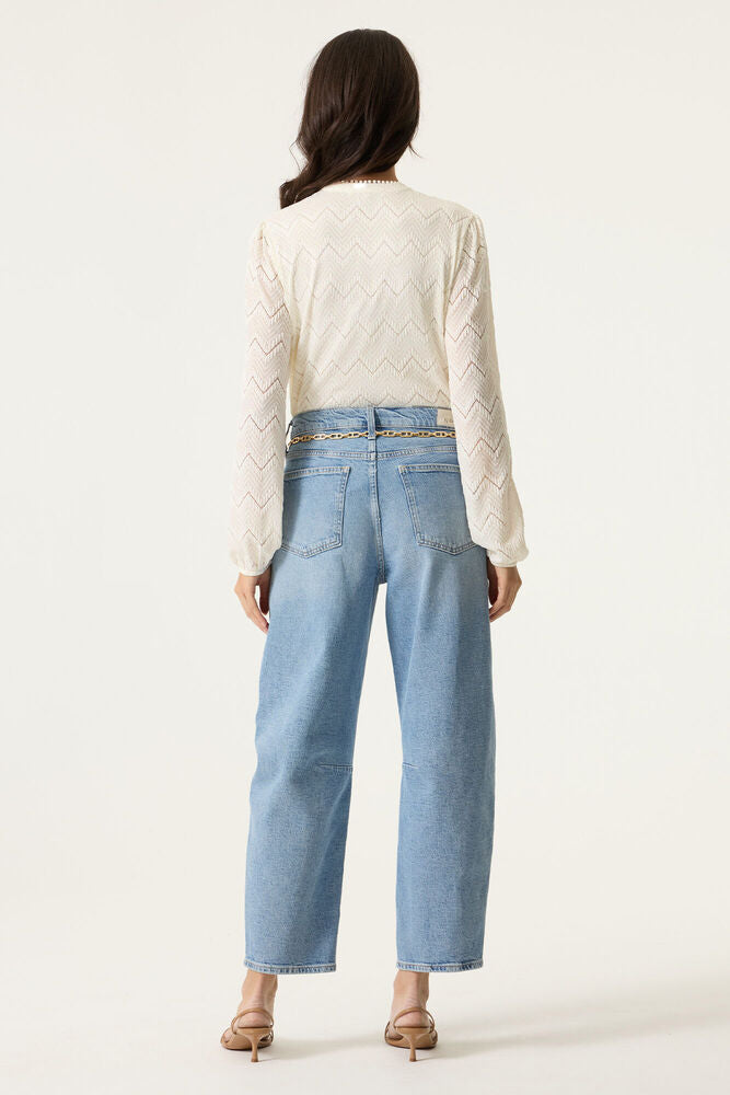 Une blouse lumineuse et raffinée