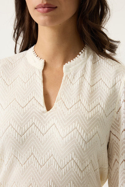 Une blouse lumineuse et raffinée