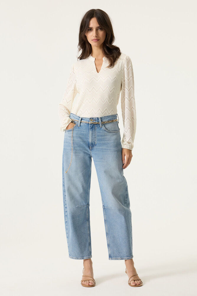 Une blouse lumineuse et raffinée