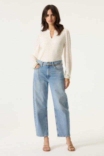 Une blouse lumineuse et raffinée