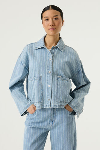Un essentiel denim avec une touche d’originalité