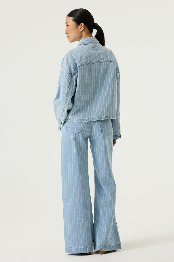 Un essentiel denim avec une touche d’originalité