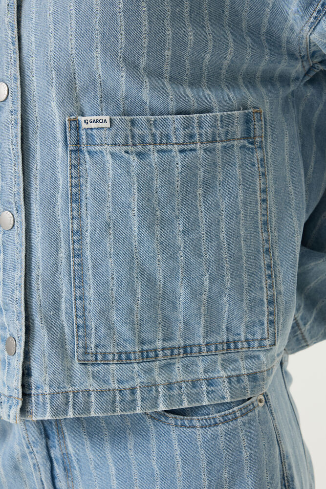 Un essentiel denim avec une touche d’originalité