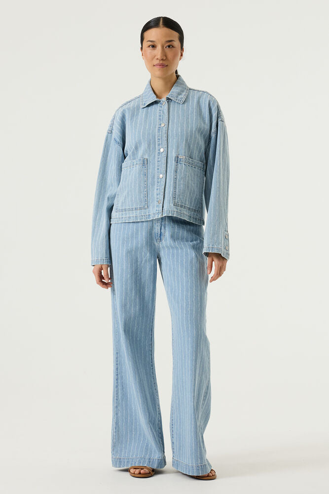 Un essentiel denim avec une touche d’originalité