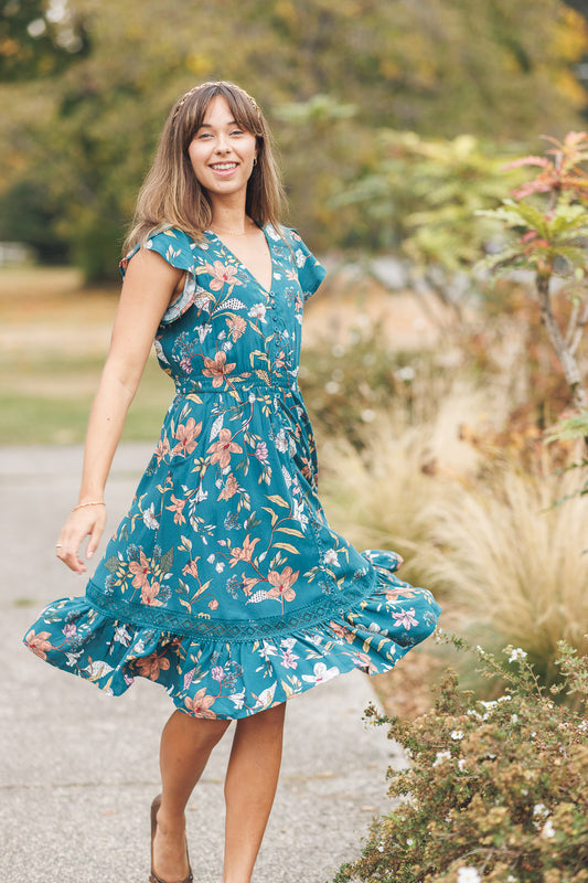 Robe fleurie à manches courtes avec empiècement en dentelle