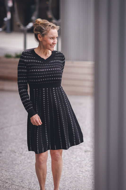 Robe en tricot noire et blanche