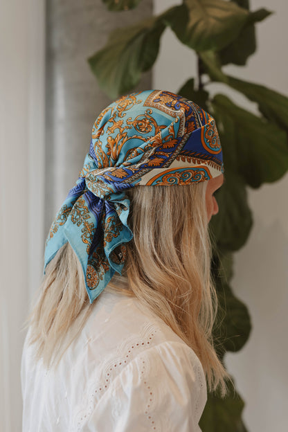 Petit foulard satiné carré motif paisley