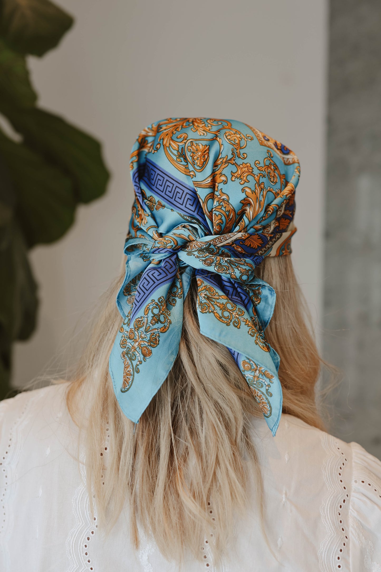 Petit foulard satiné carré motif paisley