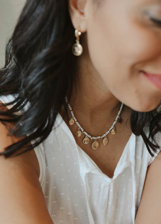 Collier imitation perle avec breloques multiples