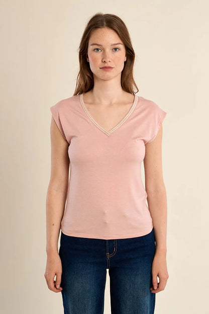 T-shirt rose poudré au col scintillant
