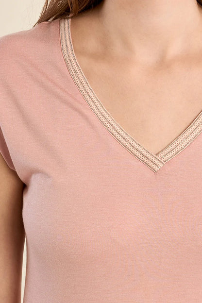 T-shirt rose poudré au col scintillant