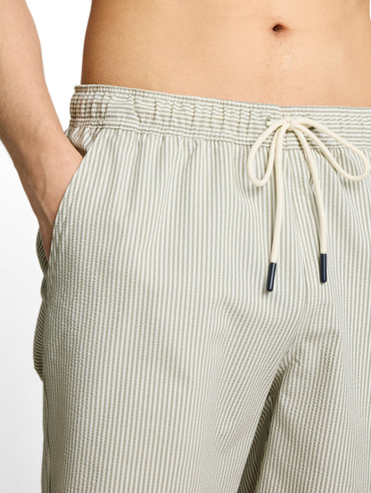 Un essentiel de plage au style raffiné