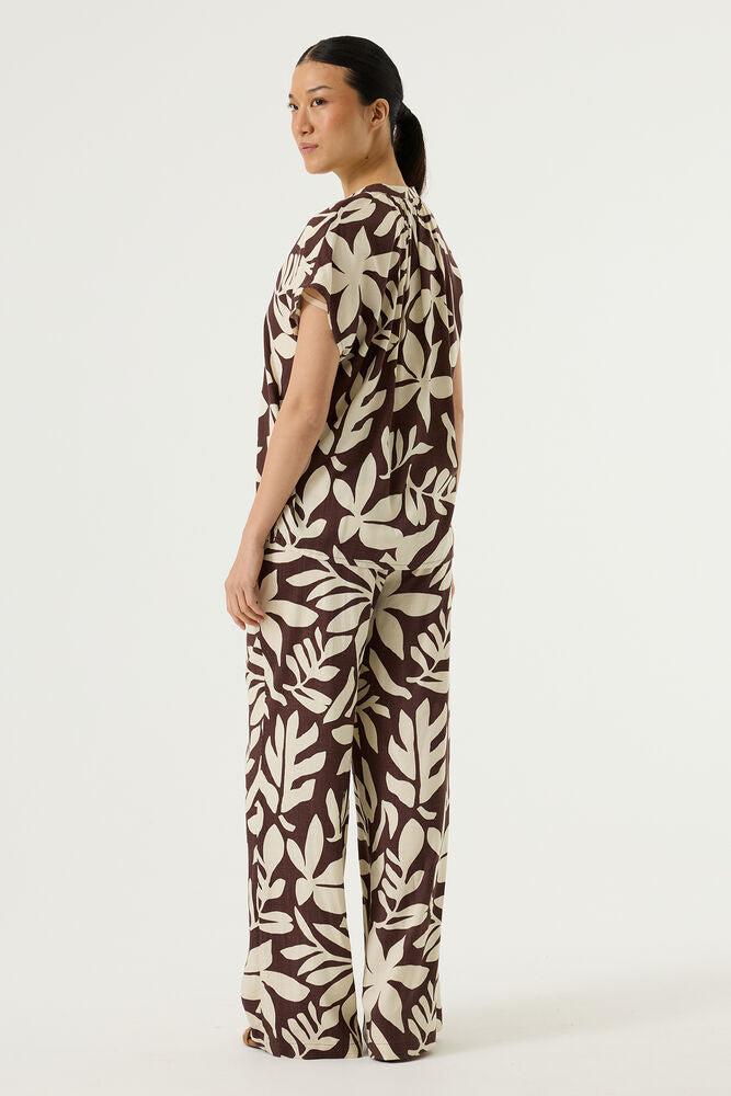 Top brun à imprimé feuillage coupe fluide en viscose